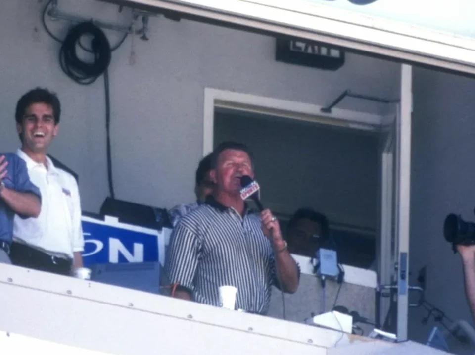Mike Ditka’s Unforgettable 1998 Seventh-Inning Stretch at Wrigley Field