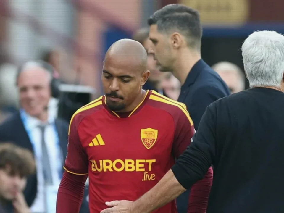 Malen Apologises to Roma Teammates After First Career Red Card