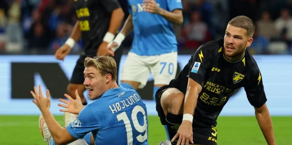 Hojlund’s Napoli Penalty Miss Overturned After VAR Review Against Frosinone