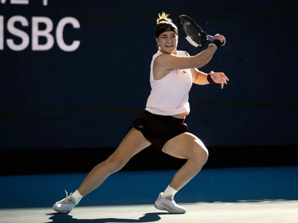 Karolina Muchova Outlasts Naomi Osaka in Beijing Marathon to Reach Last Eight