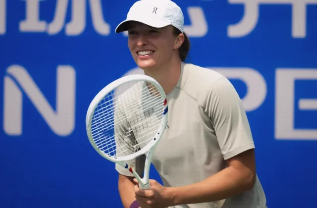 Iga Swiatek Cruises Past Magdalena Frech to Reach Wuhan Open Third Round