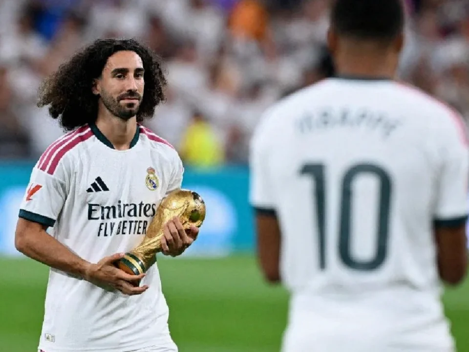 Cucurella Warns Officials After Vinícius Red Card for Pulling Saliba’s Hair