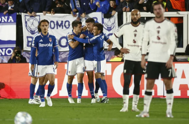 Como Fans Celebrate 4-1 Manchester United Upset with Brazilian Chant