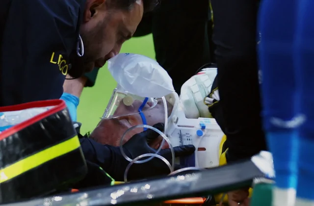 Emiliano Martínez Hospitalized After Aerial Collision Against Everton