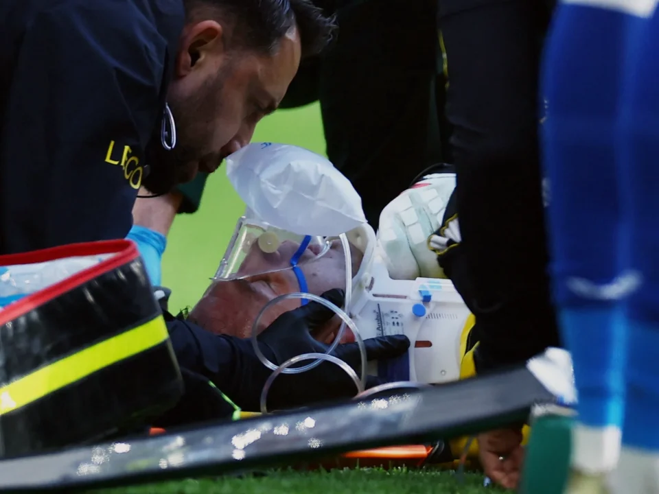 Emiliano Martínez Hospitalized After Aerial Collision Against Everton