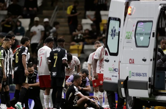Vitor Hugo Hospitalized After Head Clash in Atlético Mineiro vs Bragantino