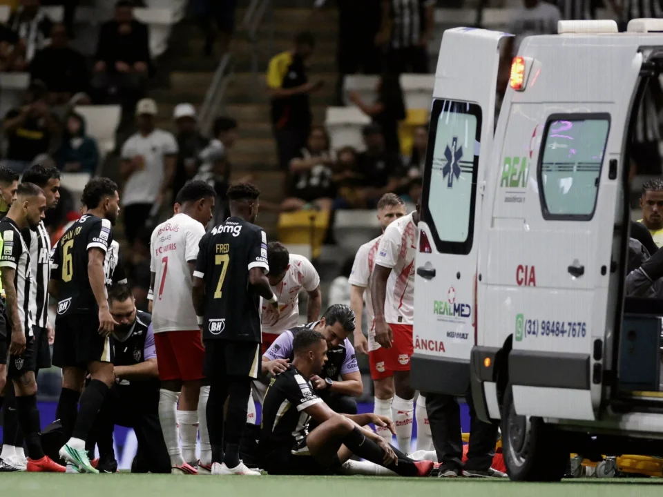 Vitor Hugo Hospitalized After Head Clash in Atlético Mineiro vs Bragantino