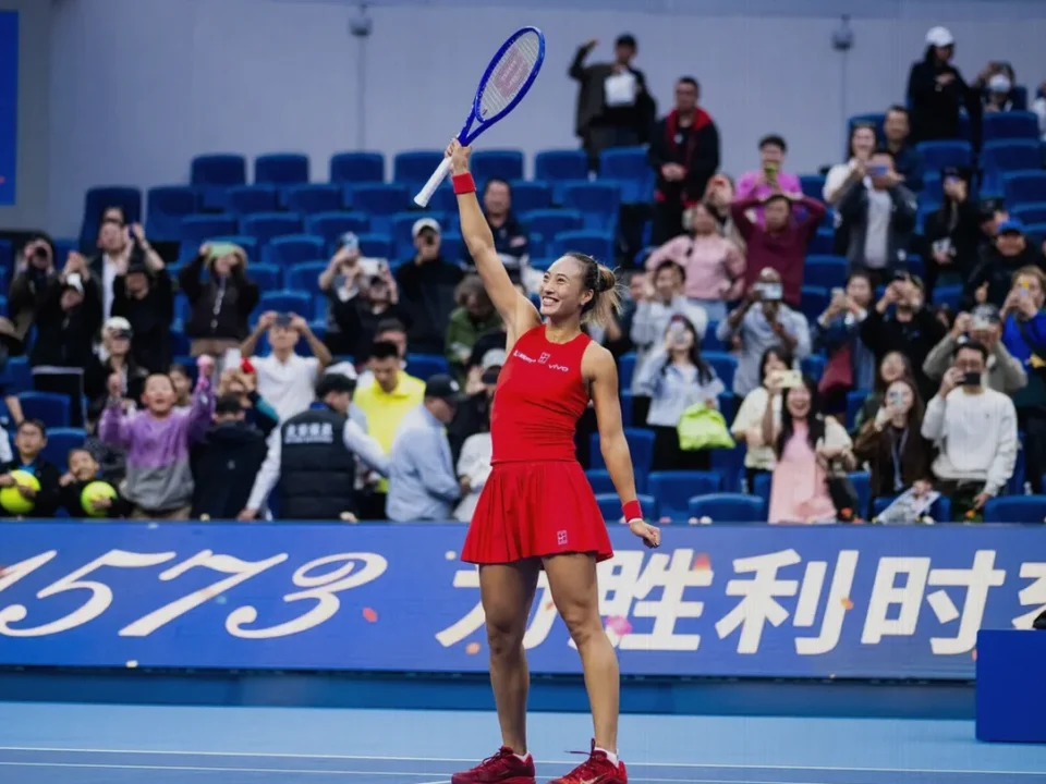 Zheng Qinwen Outlasts Bouzkova to Reach China Open Fourth Round